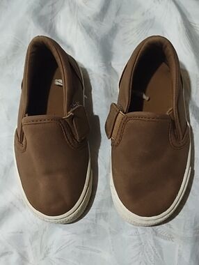💥3/$5💥Place Brown Slip-On Kids Sneakers with White Sole Size Toddler 7 VGC.
